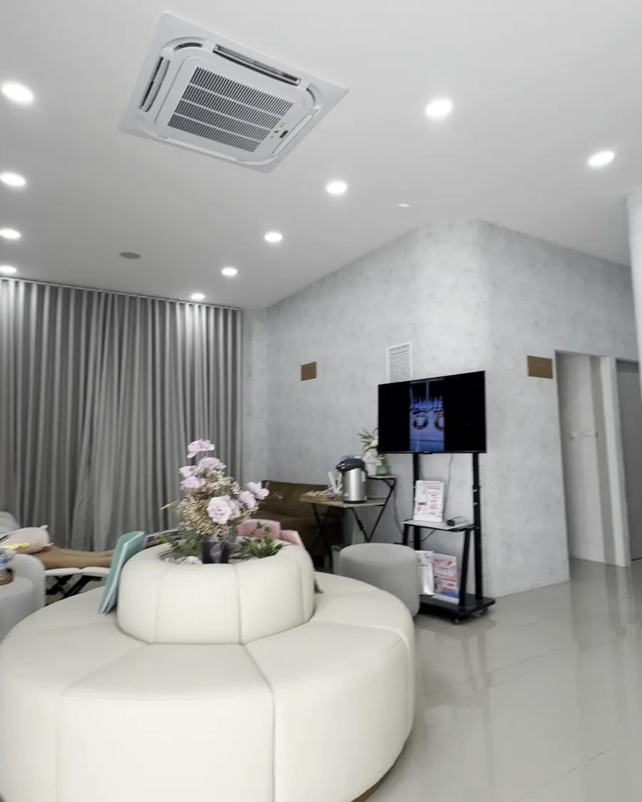 Reception and waiting area at LUNA LIFE Spa
